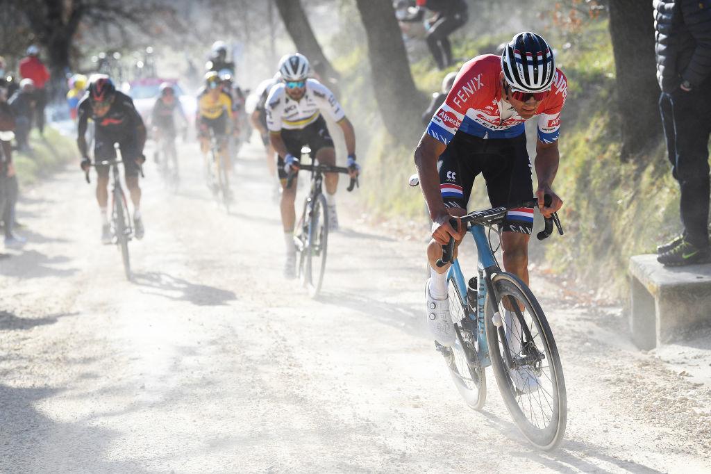 Mathieu van der Poel met le feu dans Le Tolfe lors des Strade Bianche 2021. Une édition qu'il gagnera devant Julian Alaphilippe et Egan Bernal.