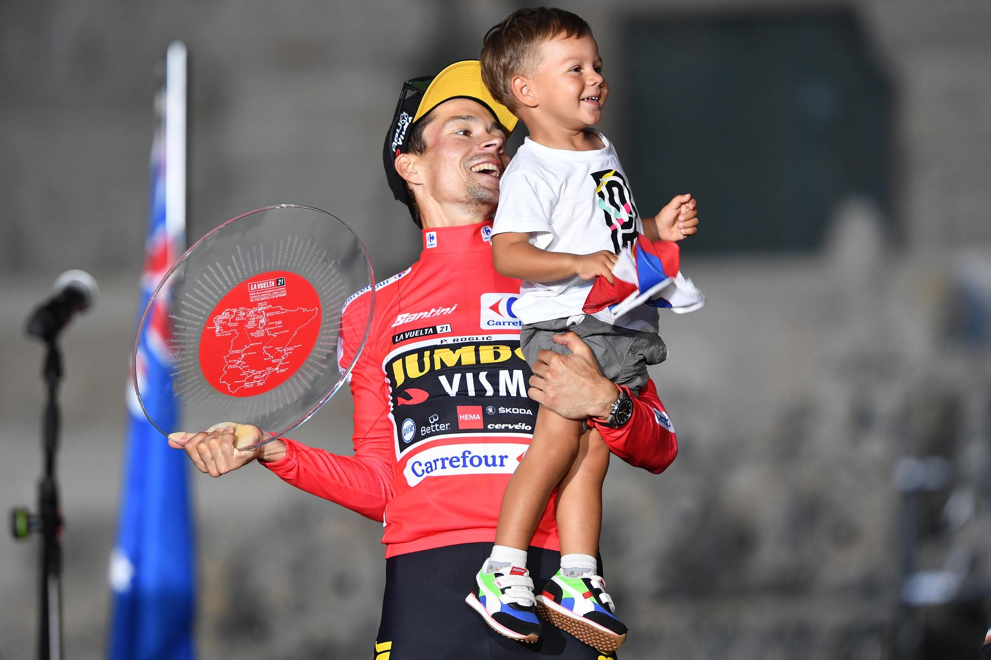 Primoz Roglic op het eindpodium van de Vuelta van vorig jaar, samen met zoontje Lev.