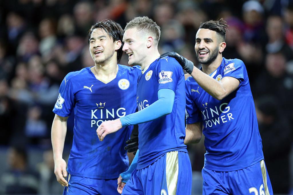 Shinji Okazaki lors de sa période faste en Angleterre avec Jamie Vardy et Ryad Mahrez sous les couleurs de Leicester City.
