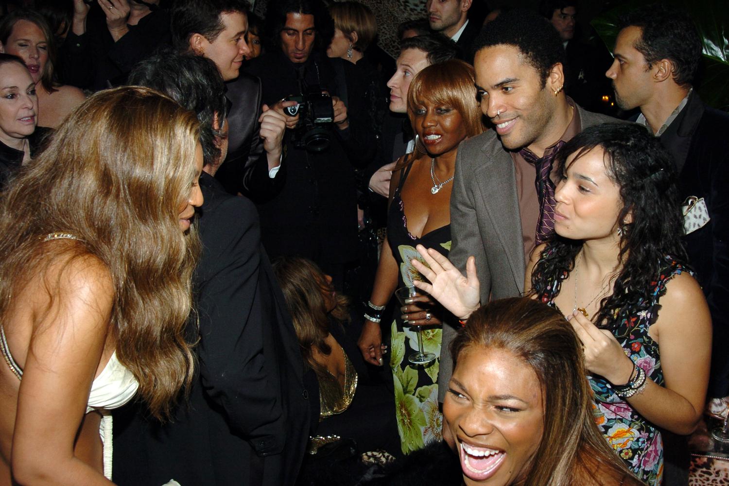 Beyonce, Dimitrios Kambouris, Janice Combs, Lenny Kravitz, Zoe Kravitz et Serena Williams ( en bas, à droite), en 2004. (Photo par Theo Wargo/WireImage pour Roberto Cavalli)