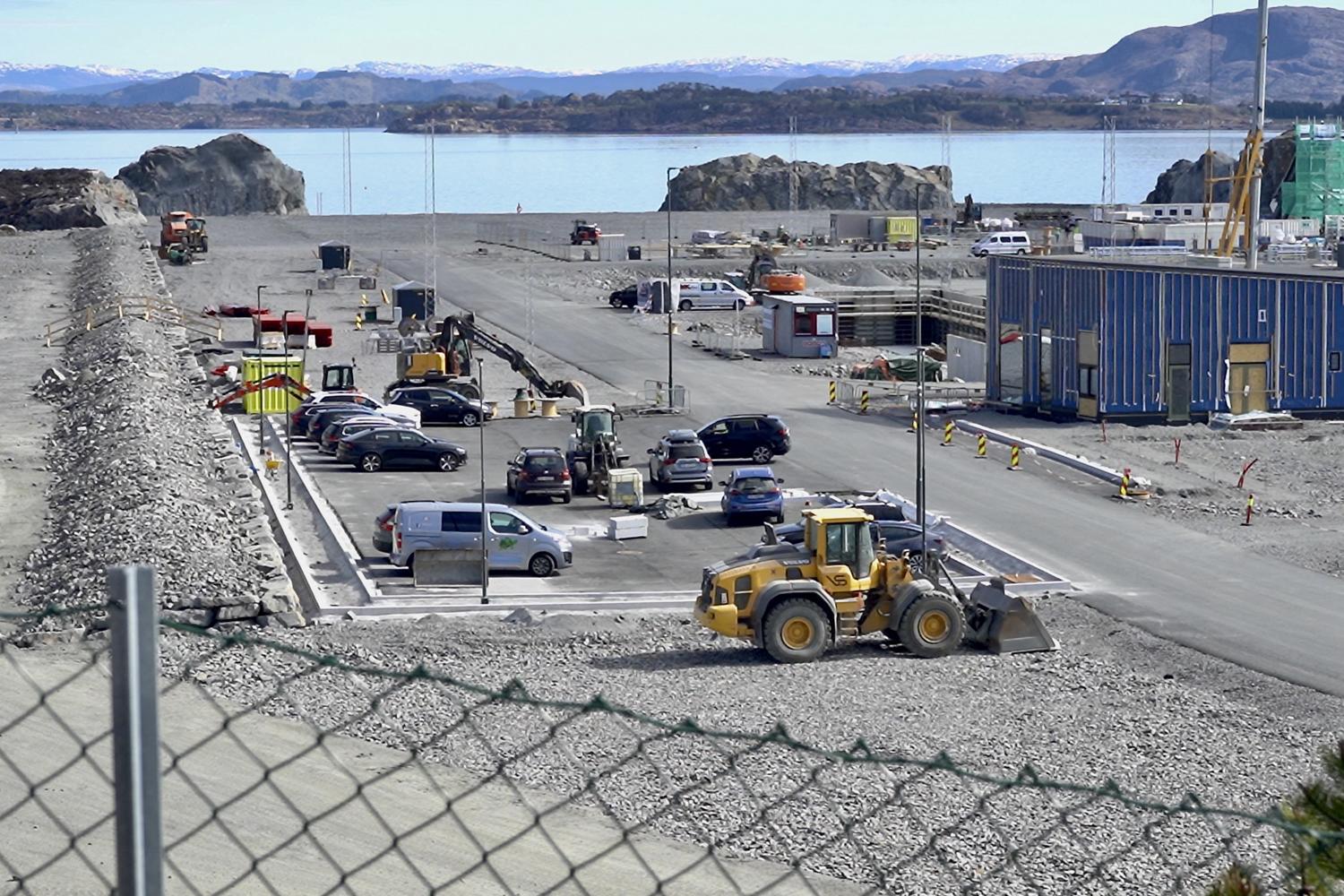 A Øygarden, sur une île toute proche de Bergen, un terminal en cours de construction réceptionnera des tonnes de CO2 liquéfié, acheminé par bateaux après avoir été capté à la sortie des cheminées d'usines.  