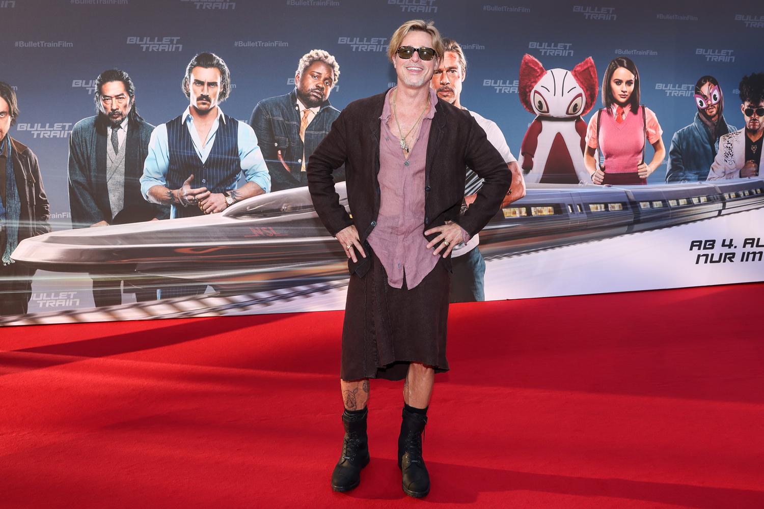  Brad Pitt, mâle viril s’il en est, en juillet affolait la Toile people en débarquant en jupe de lin et chemise vieux rose à l’avant-première berlinoise du film Bullet Train. 