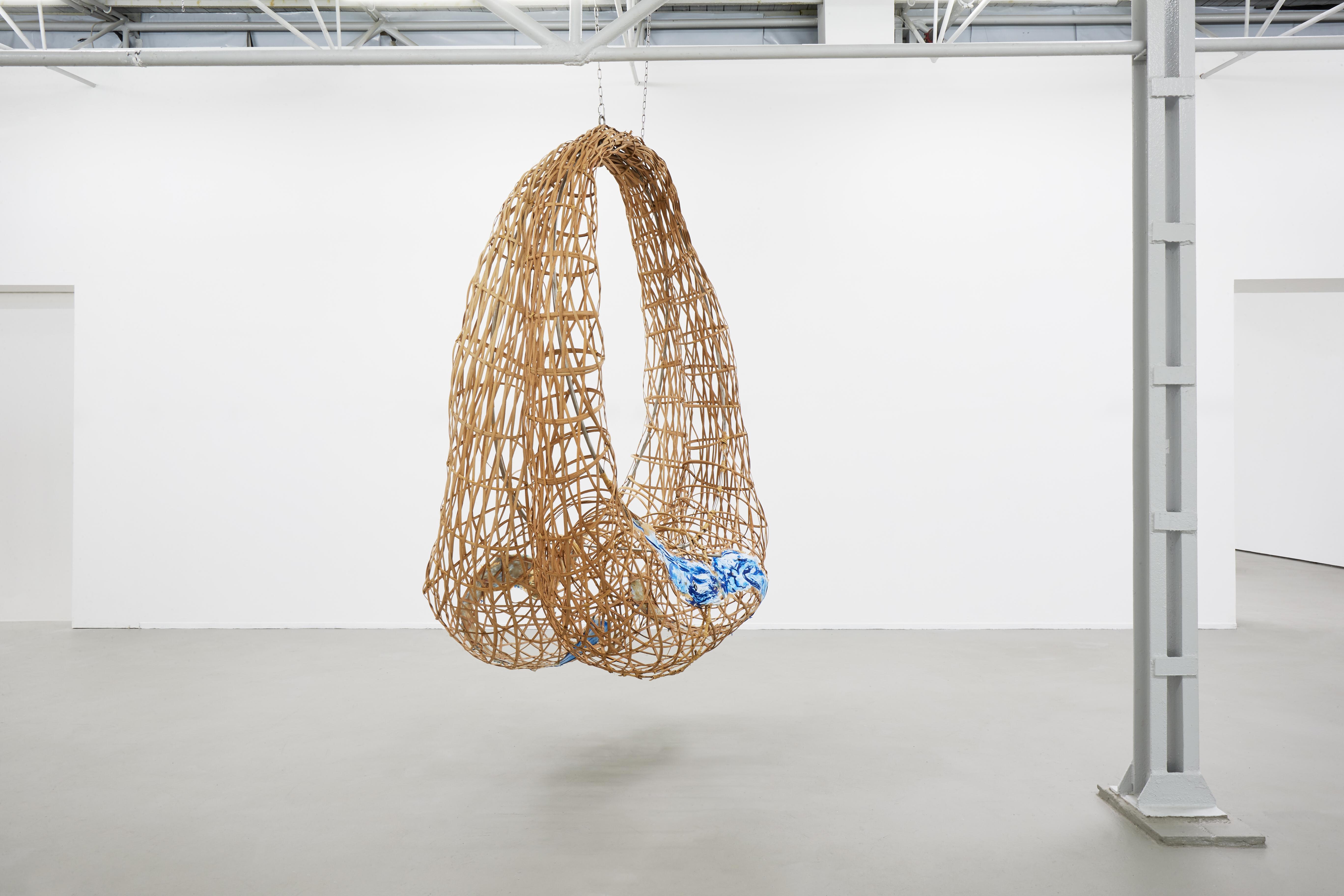 Damien & The Love Guru & Christiane Blattmann They Have Broken with the Tradition of Inside and Outside 2019 rattan, steel, silicone, pigment 200 x 180 x 80 cm. Une oeuvre exposée lors de l'expo Sculpture Factory.