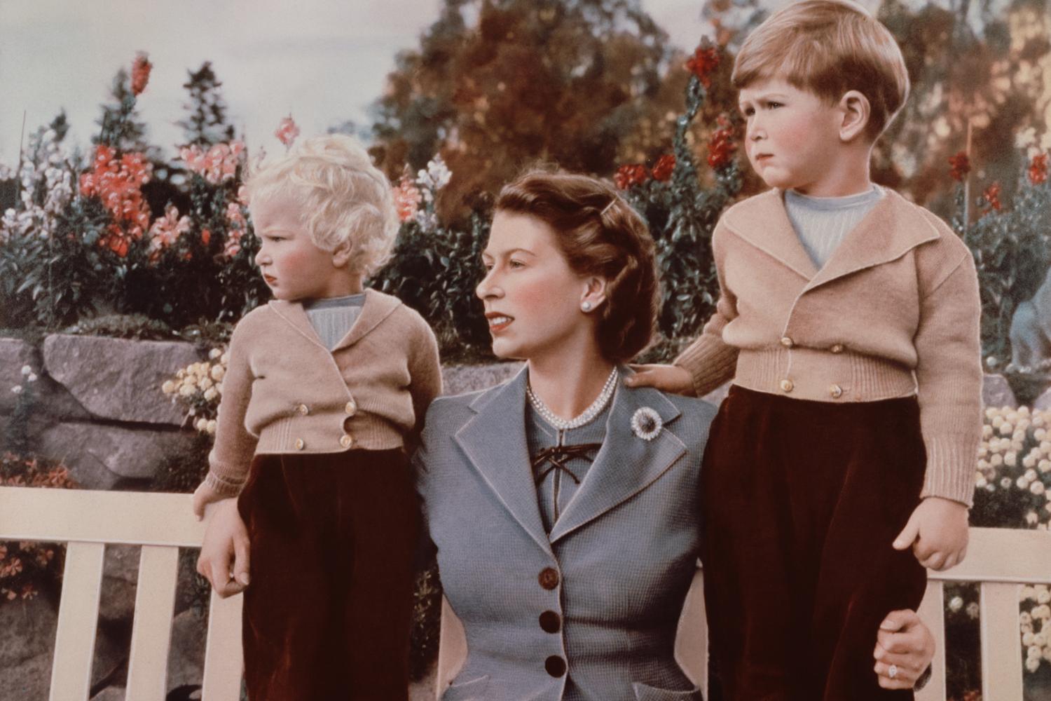 Anne et Charles entourant leur mère, la reine Elizabeth II