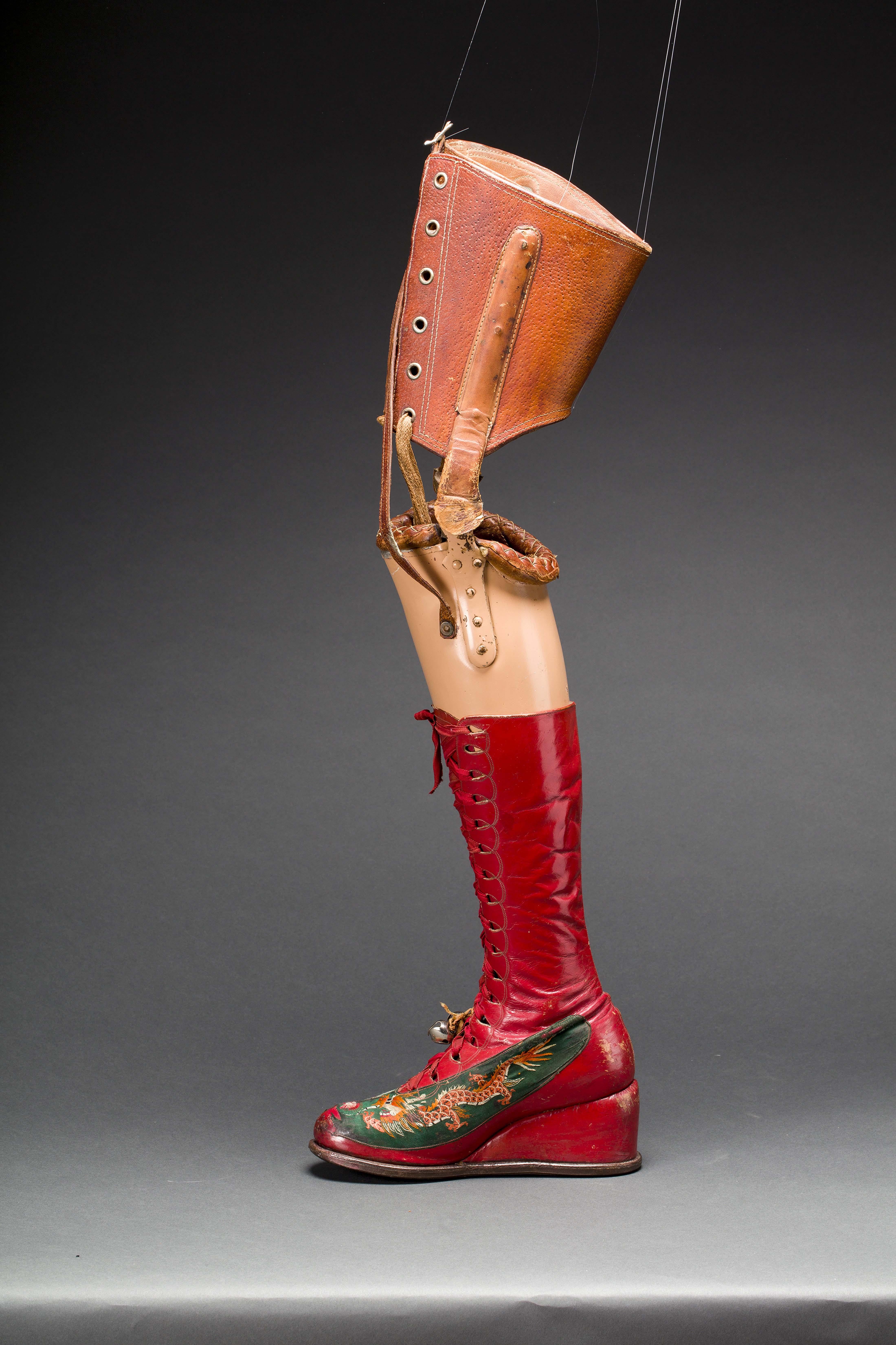 Prothèse de jambe avec botte en cuir et
soie brodée de motifs chinois.
© Museo Frida Kahlo - Casa Azul collection
- Javier Hinojosa, 2017