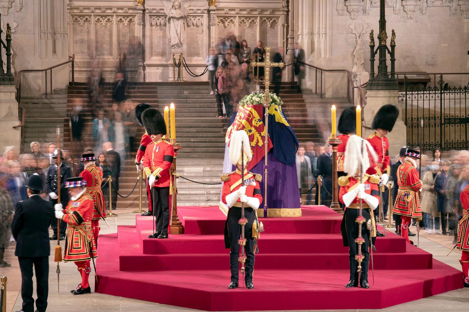 Le cercueil de l souveraine ELizabeth II, exposé à Westminster 