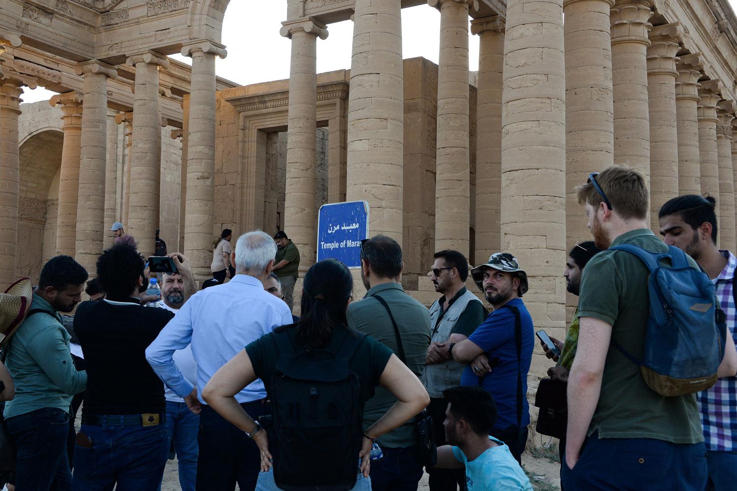 Touristes à Hatra, Irak