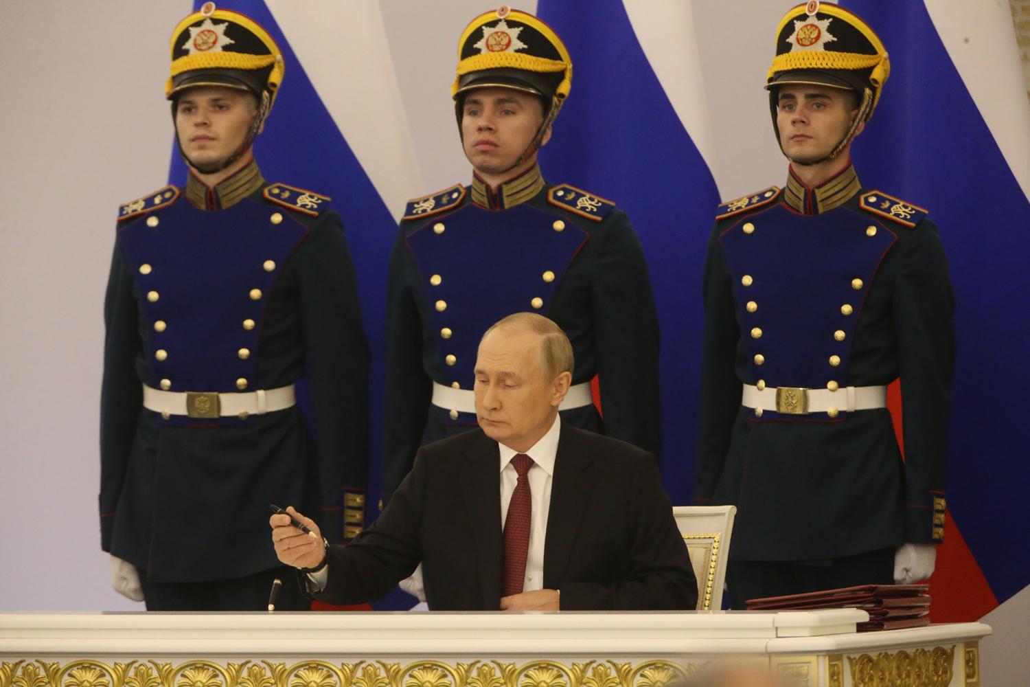 Poutine  signant les documents d'annexion le 30 septembre 2022