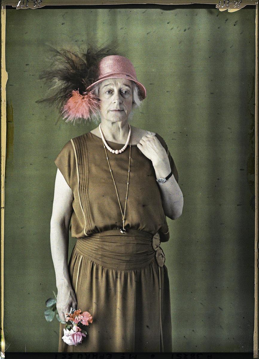 Anoniem, Portrait de Béatrice de Rothschild, Boulogne-Bilancourt, rond 1920.