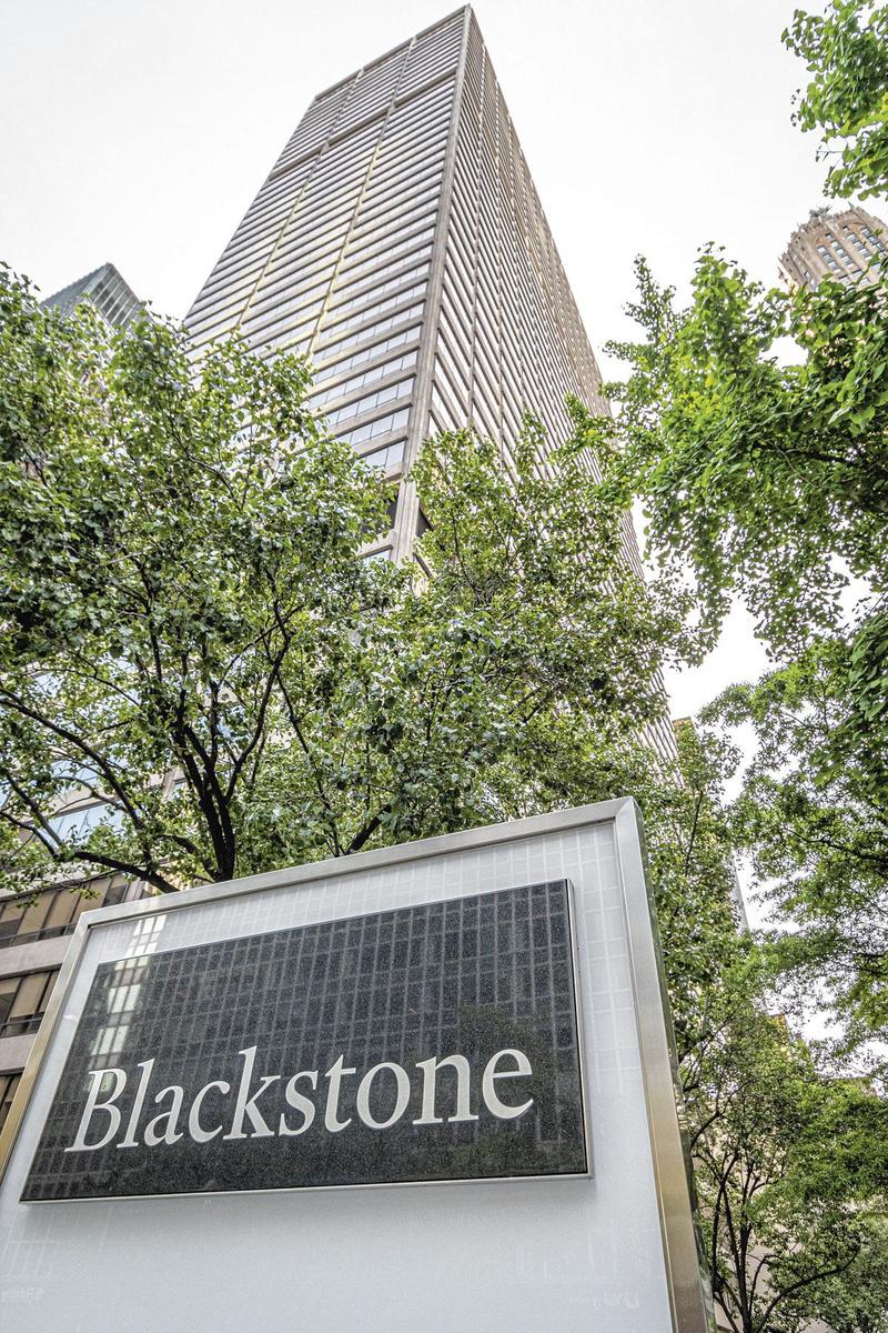 Le géant américain Blackstone est le leader absolu du secteur avec 941 milliards de dollars d'actifs sous gestion.