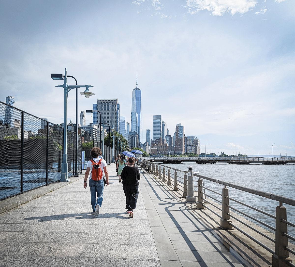 En marchant ou en faisant du vélo le long du Hudson River Walk, vous aurez une vue fantastique sur la rivière et la ville.