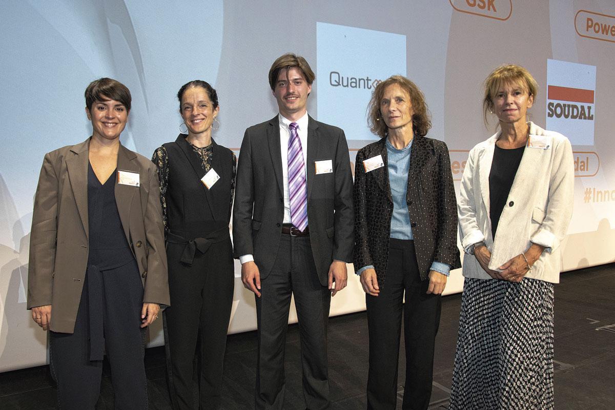 Ana Beloqui Garcia, chercheuse au Louvain Drug Research Institute de l'UCLouvain, Tine Schaerlaekens, directrice innovation chez essenscia, Roy Aerts et Silvia Lenaerts, respectivement doctorant et vice-rectrice à l'UAntwerpen, et Véronique Halloin, secrétaire générale du FNRS.