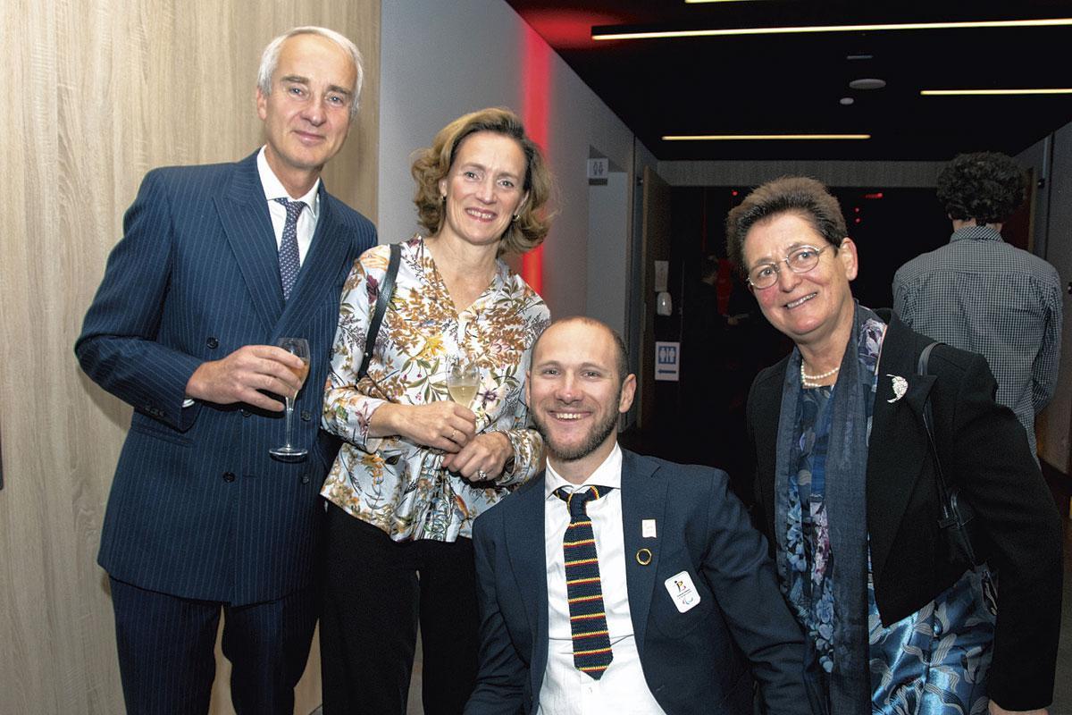 Didier t'Serstevens, directeur de Porsche Import, et son épouse, Maxime Hordies, champion du monde de paracyclisme, et Anne d'Ieteren, présidente de la Ligue handisport francophone.