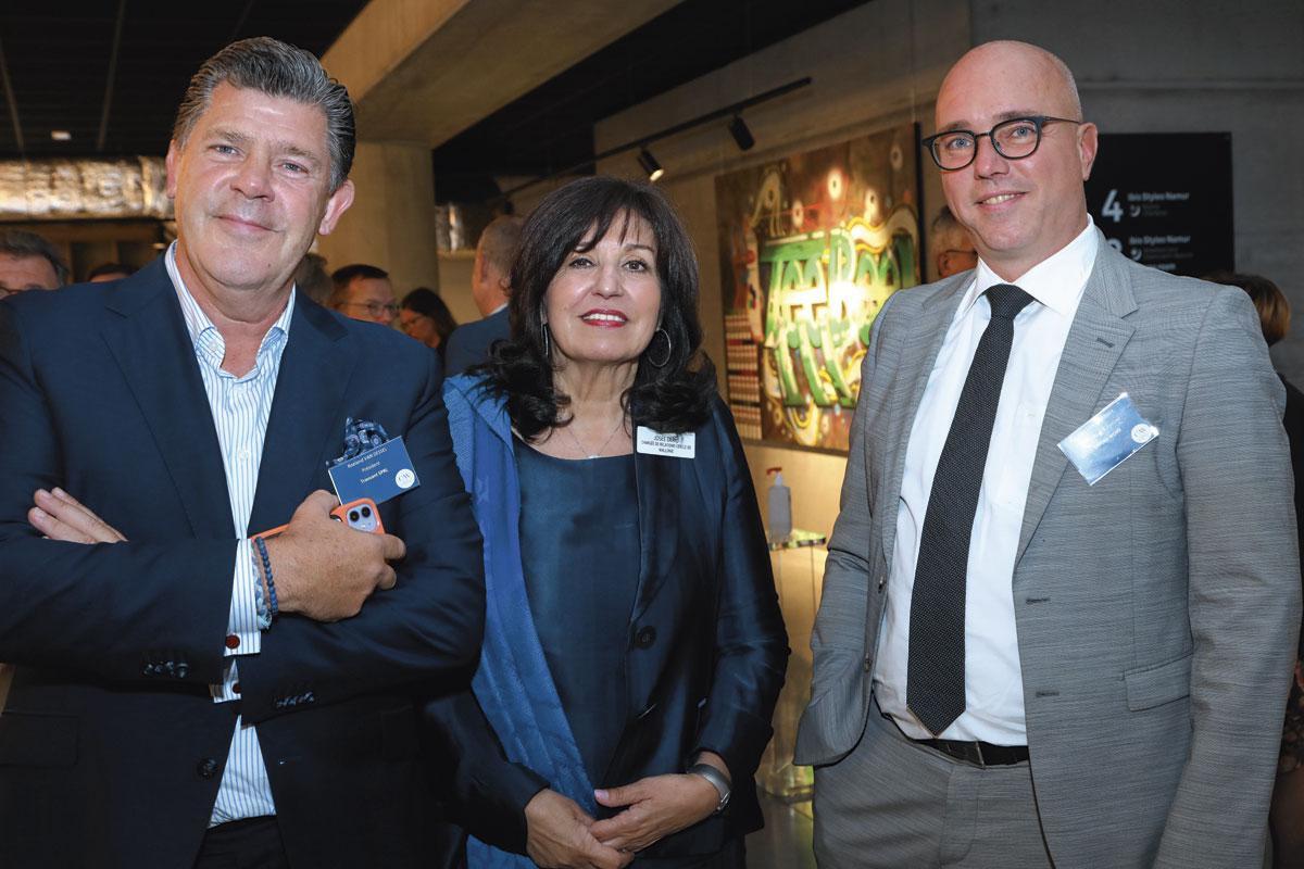 Josée Deru, chargée de relations au Cercle de Wallonie, entourée de Roeland Van Dessel, administrateur de Travvant, et Bert Van Rompaey, partner chez Sphere.