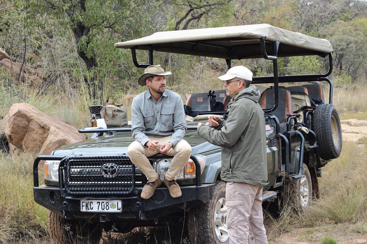 Deux fois par jour, les rangers professionnels (ici Christian et Brian du Laluka Safari Lodge) partagent leur passion pour la faune et la flore du bush avec les 