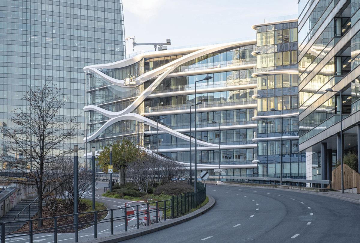 Paris La Défense Redéveloppement d'un immeuble de bureaux des années 1970.