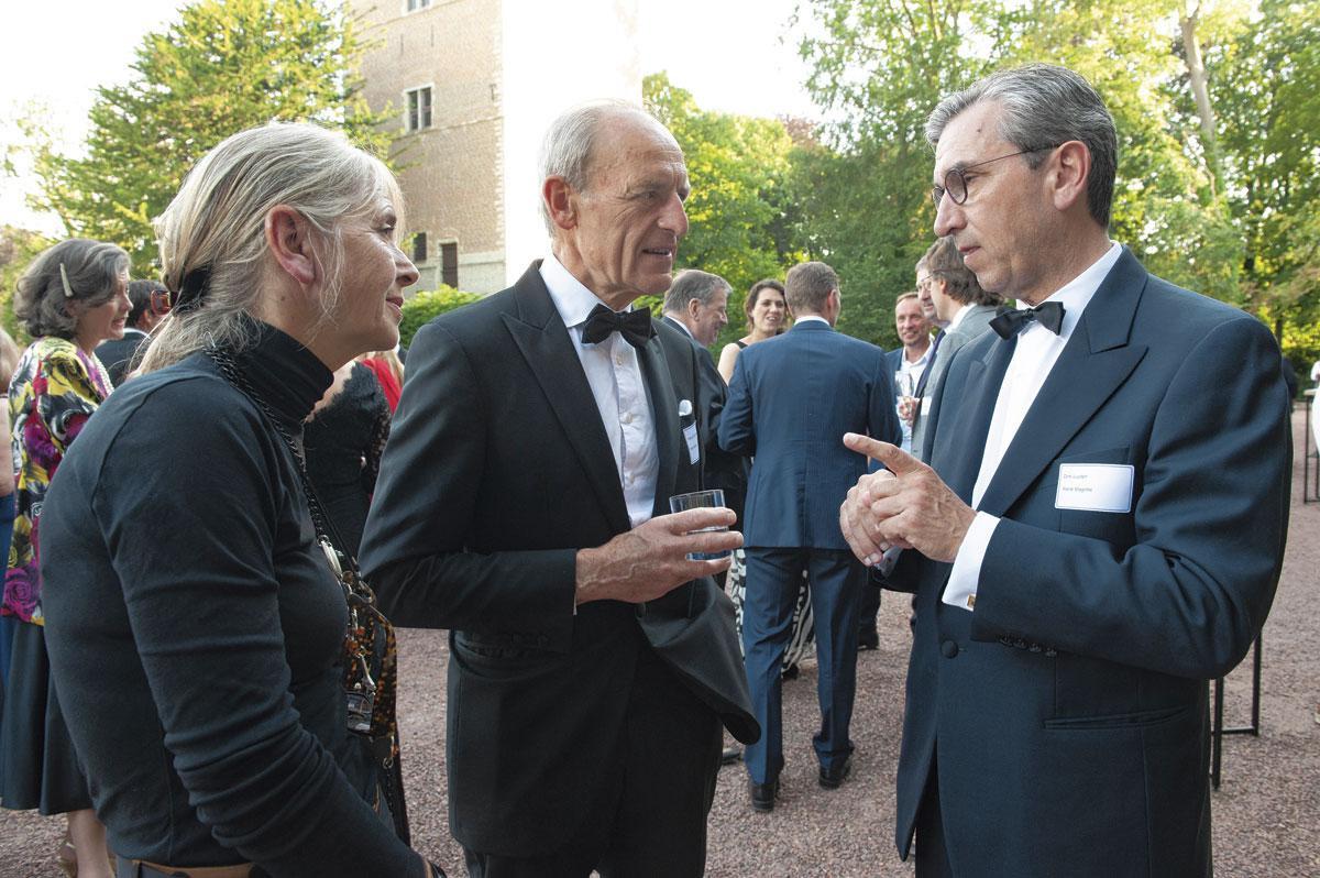 Sophie et François van Vyve, administrateurs de sociétés, conversent avec Dirk Luyten, président de United Fund for Belgium.