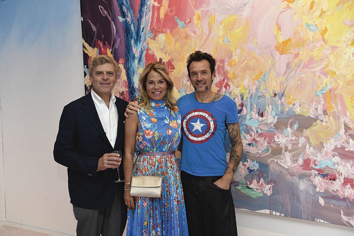 Laurent Levaux, président d'Aviapartner, et son épouse en compagnie de l'artiste Arne Quinze.