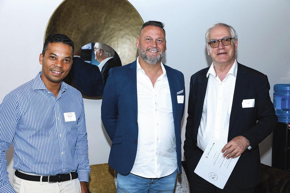Michel Dumay, acquisition manager chez Blackreit, et Guido Eckelmans, administrateur délégué d'IGE Gestion, entourent Christophe Sommer, directeur général d'Exotic City.