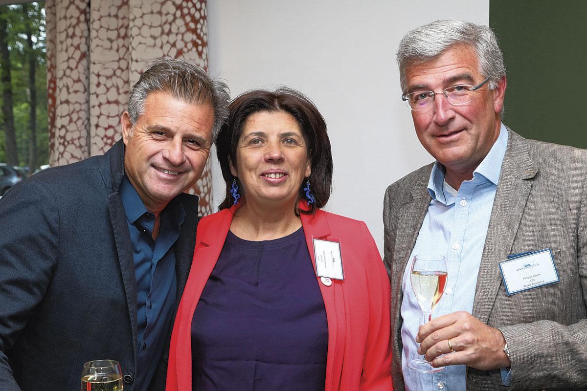 Yesmina Hantout, directrice de Yes4, entourée de Robert Pleic, CEO de Dyma Group, et Philippe Ghem, chief commercial officer de Vésale Bioscience.