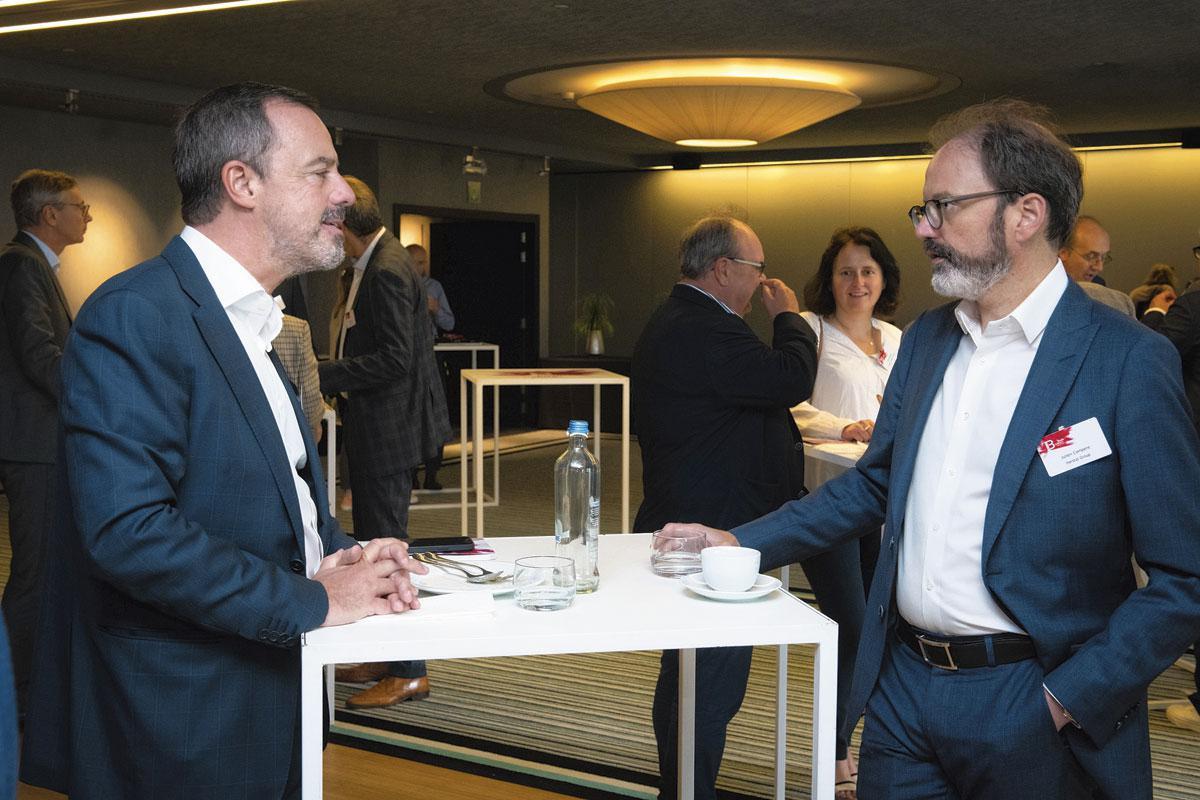 Karl Adams, membre du comité de direction de la Sowalfin, discute avec Julien Compère, CEO du groupe FN Herstal.