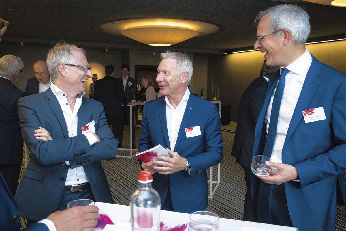 Thierry Geerts, CEO de Google Belgique, Marc Raisière, CEO de Belfius, et Xavier Bouckaert, CEO de Roularta Media Group, partagent un moment de détente.