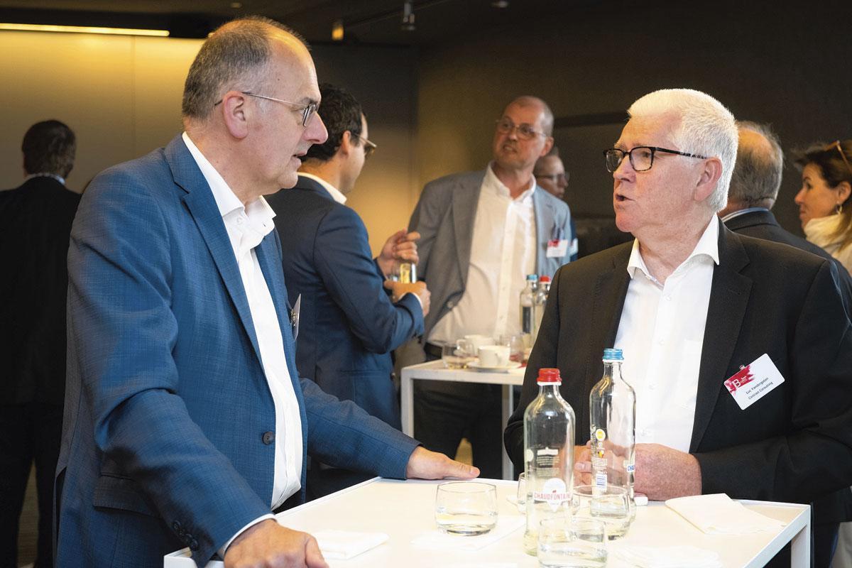 Bart De Smet, président d'Ageas, écoute avec intérêt Luc Vandergoten, directeur général de Contrast Consulting.