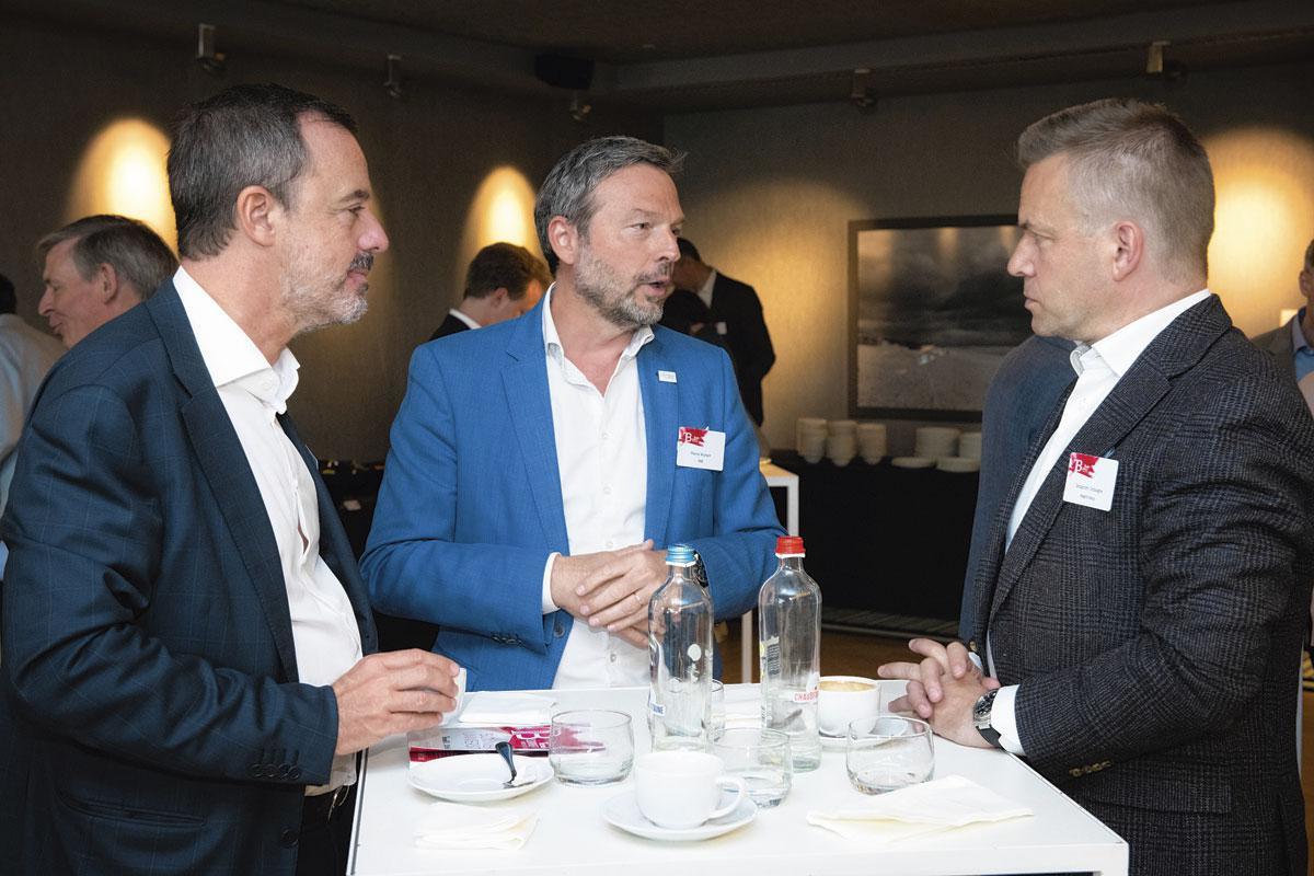 Karl Adams et Pierre Wunsch, gouverneur de la Banque nationale, en compagnie de Sébastien Dossogne, CEO de Magotteaux et Manager de l'Année 2021.