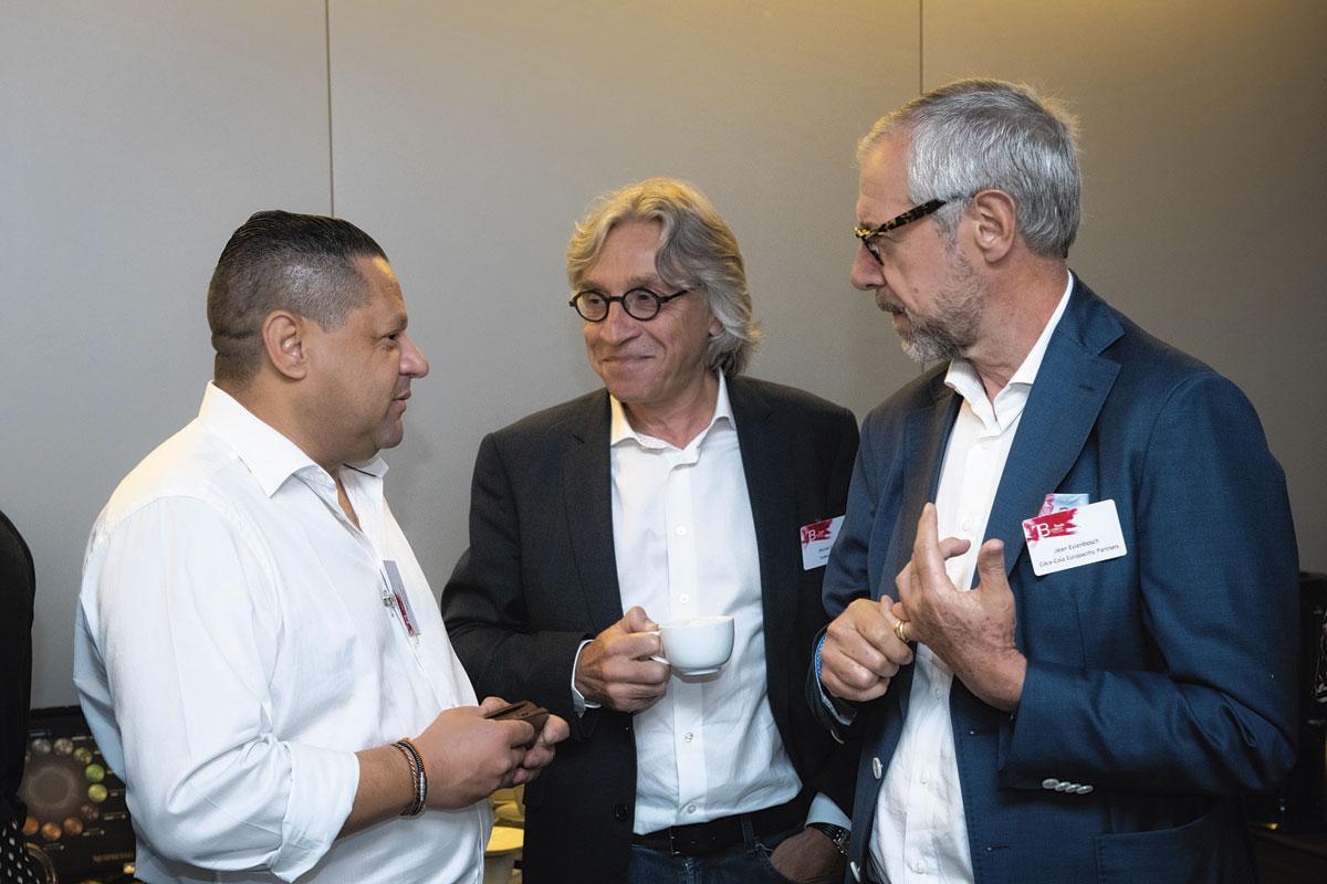 Michel Coric, CEO d'IP Nexia captive l'attention de Michel Croisé, CEO de Sodexo BeLux, et Jean Eylenbosch, président de la Fevia.