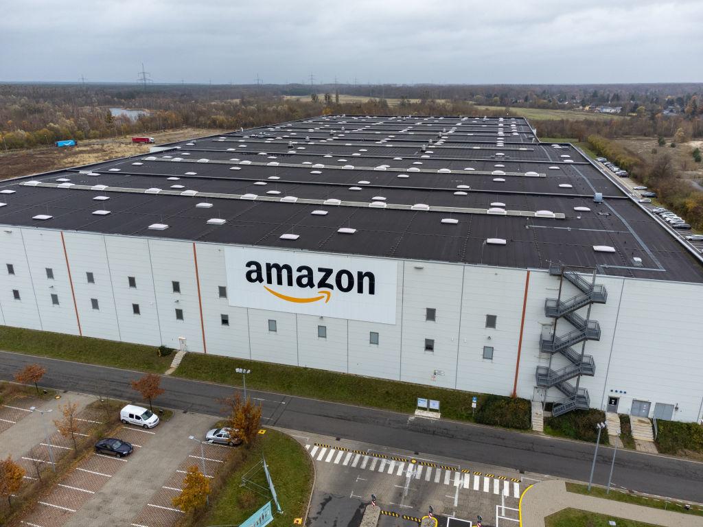 Vue aérienne d'un centre d'emballage Amazon, le 18 novembre 2021 à Brieselang, en Allemagne.