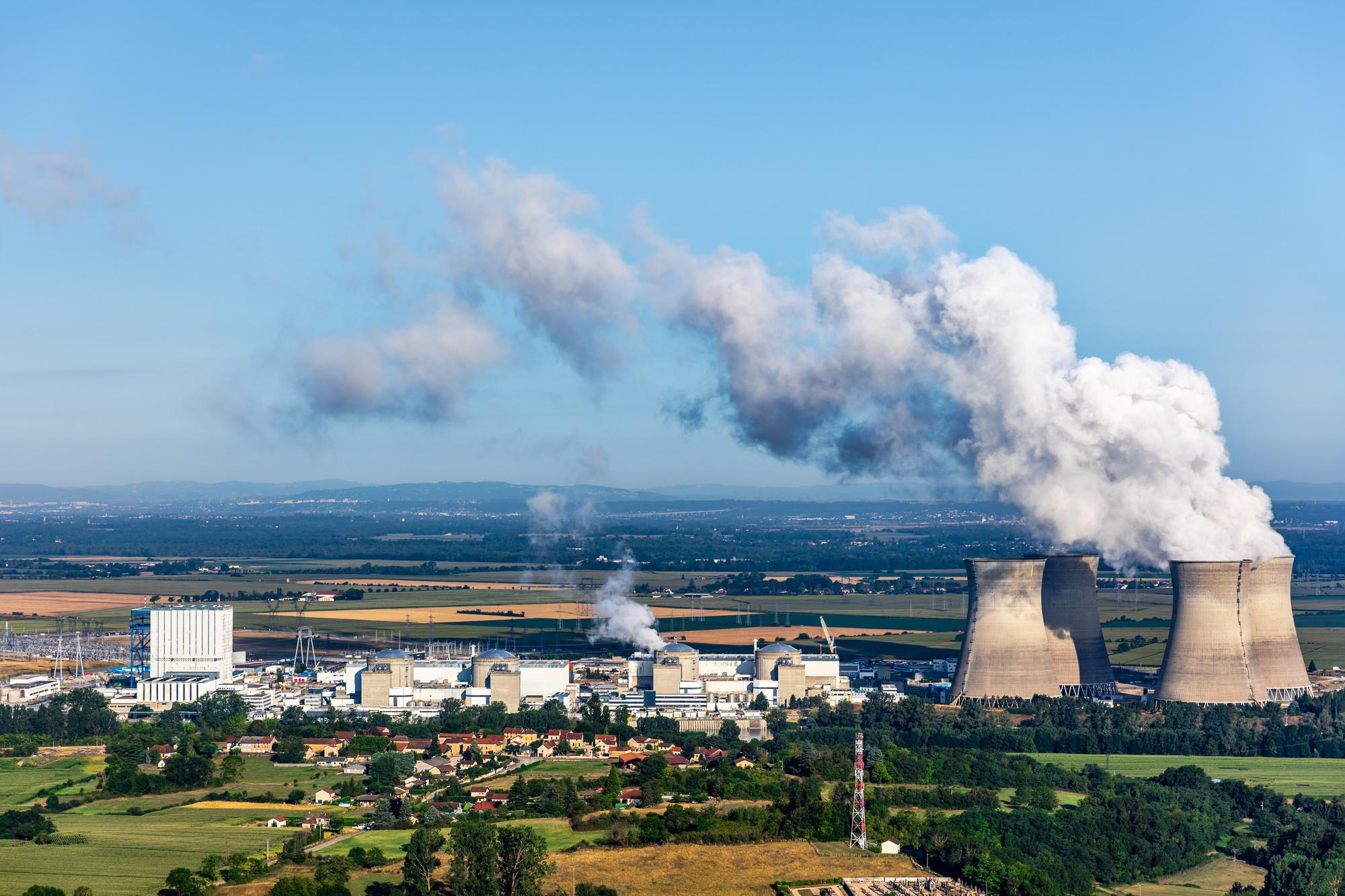 centrale nucléaire française dans la plaine du département de l'Ain