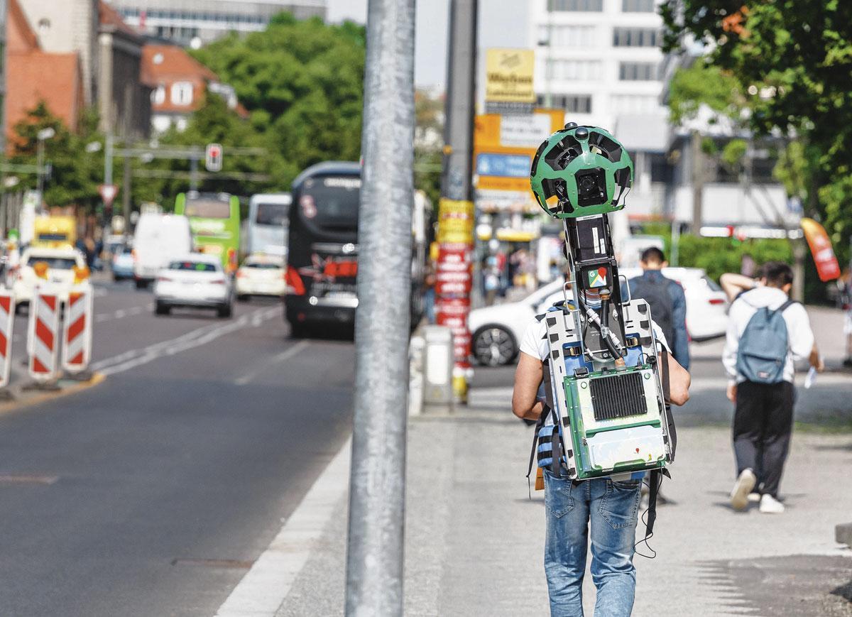 MAPPING Un jeune homme se balade dans les rues de Berlin avec, sur le dos, la caméra panoramique 3D que Google Corporation utilise pour cartographier les rues de ville.