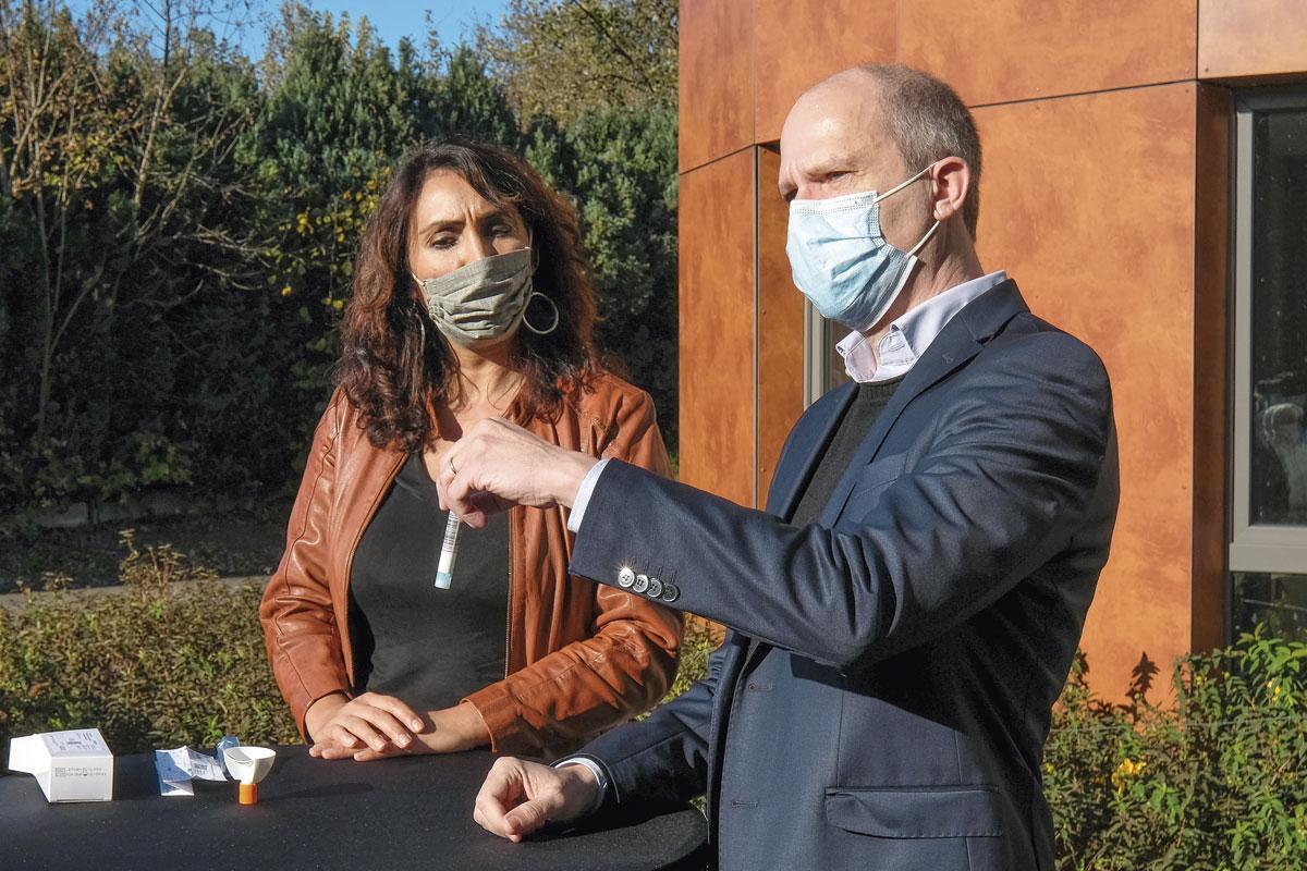 Fabrice Bureau et la ministre wallonne de la Santé Christie Morreale en 2020, dans un home à Namur, lorsqu'ils présentaient le test développé à l'ULiège.