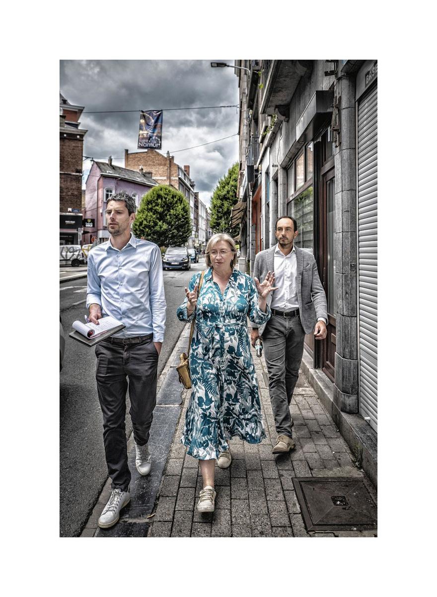 L'ÉCHEVINE Stéphanie Scailquin et le développeur immobilier Boris Salvador (à droite), en balade dans les rues de Namur, en compagnie de notre journaliste Xavier Attout.