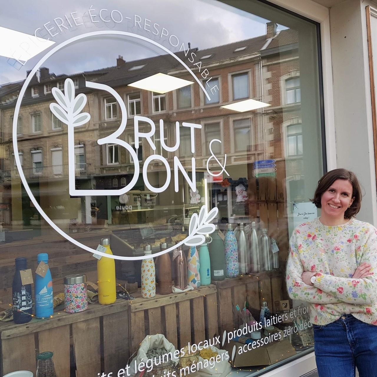 Marie Gathon, devant son épicerie Brut & Bon à Aywaille.