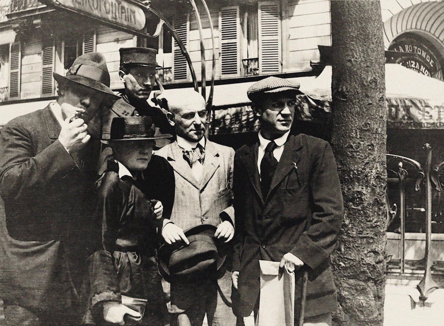 Jean Cocteau, Manuel Ortiz de Zárate, Henri-Pierre Roché, Marie Vassilieff, Max Jacob et Picasso. Montparnasse, La Rotonde, 1916.
