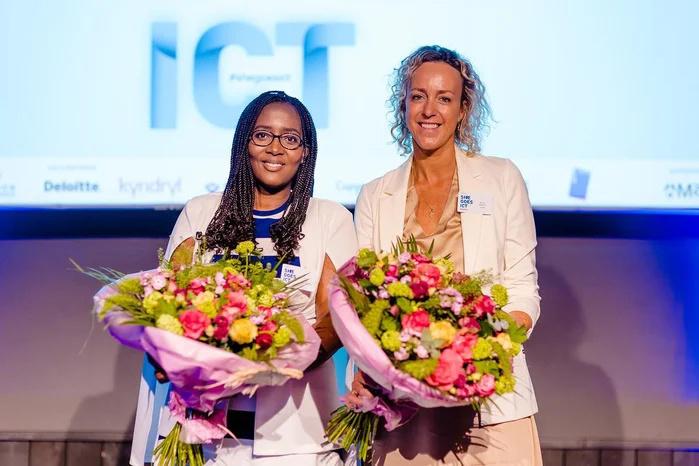 Bélise Songa (Young ICT Lady of the Year) en Kristel Demotte (ICT Woman of the Year) op het She Goes ICT evenement van Data News.