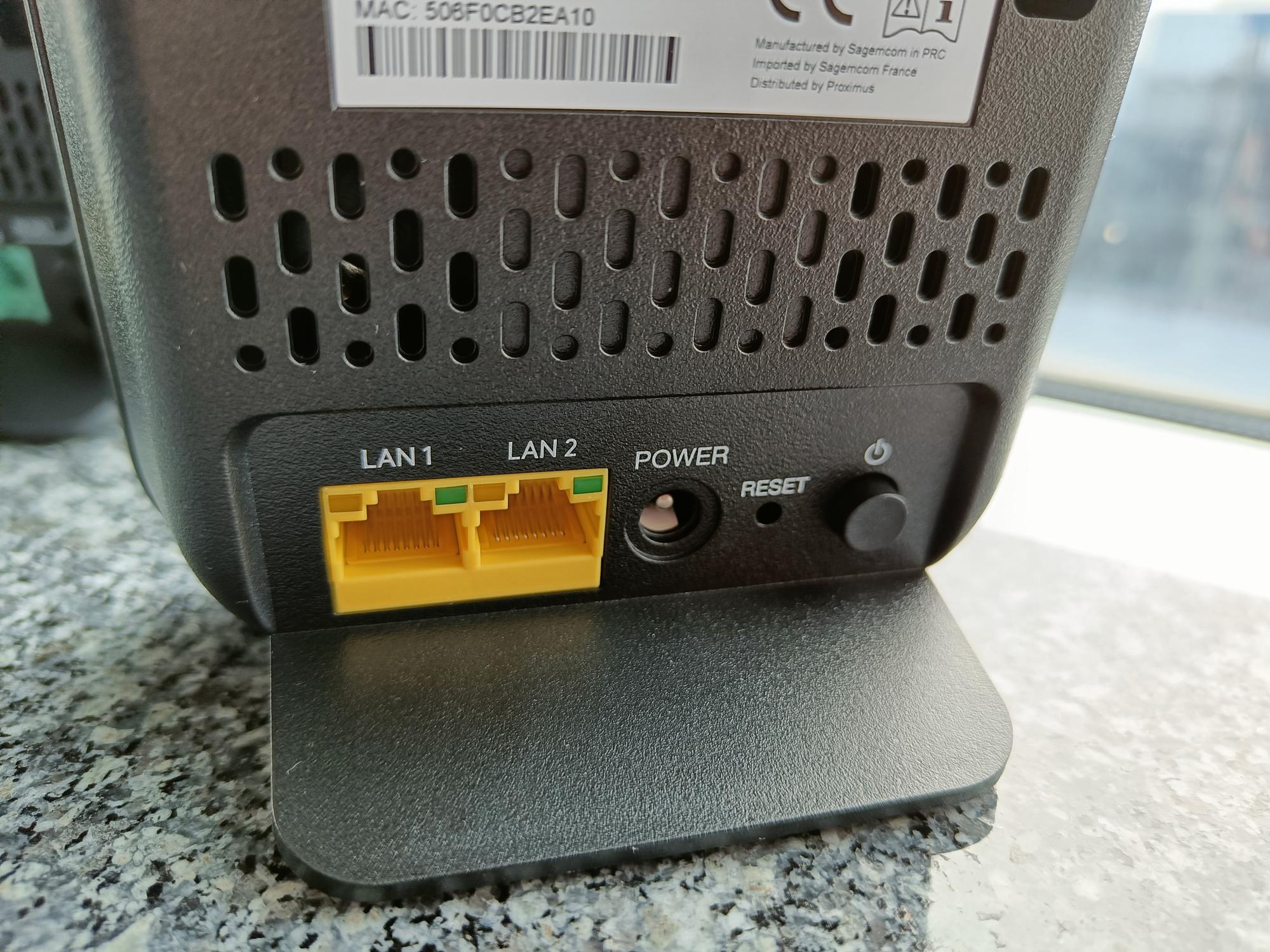 De Booster kan draadloos connecteren met de modem, maar heeft ook twee LAN-poorten.