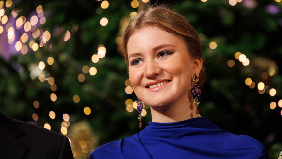 Kroonprinses Elisabeth Schittert In Een Jurk Van Deze Bekende Designer