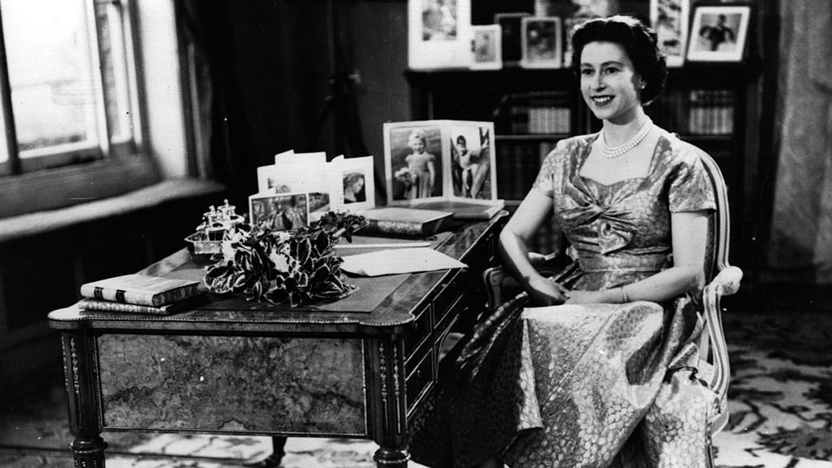 Koningin Elizabeth II juist voor het opnemen van haar kerstboodschap, 1957.