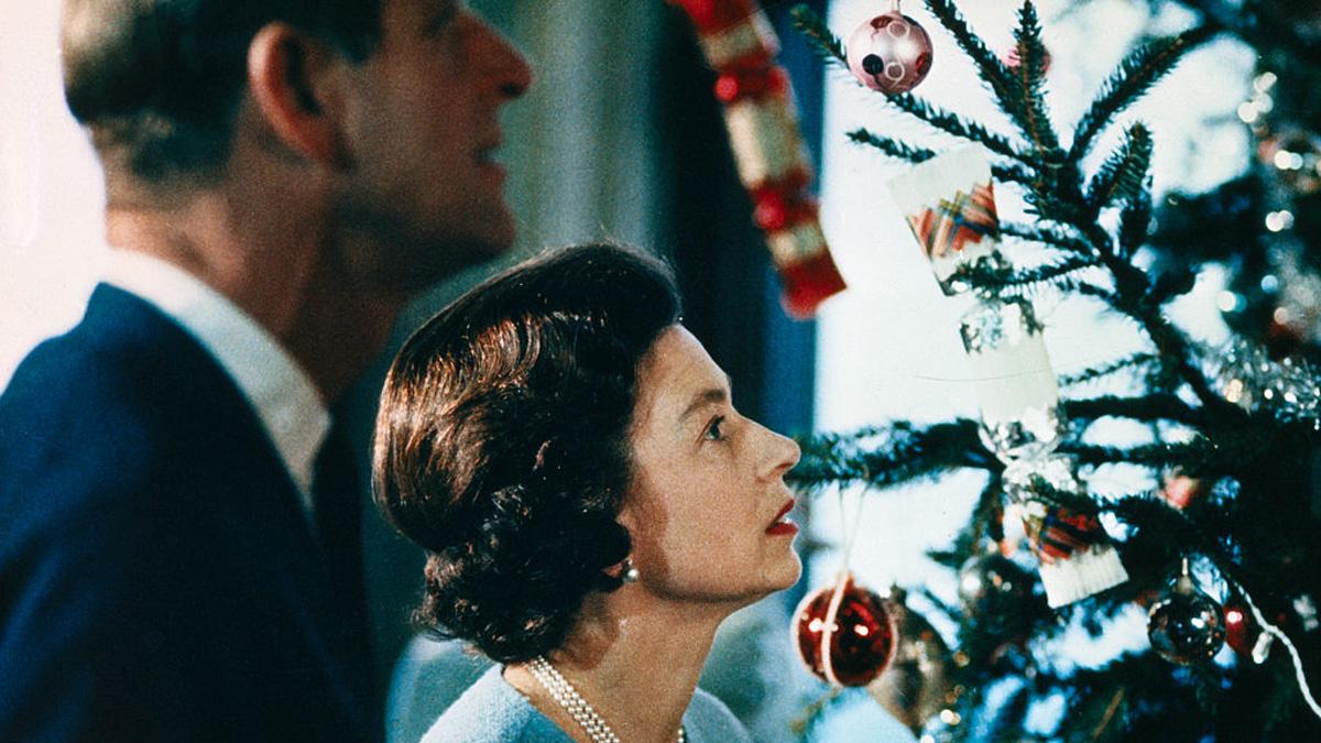 Koningin Elizabeth II en prins Philip inspecteren de kerstboom in het kasteel van Windsor. 