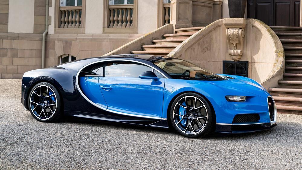 Bugatti schurkte eerder al tegen de waanzin aan met de Veyron en nu maken ze het nog gekker. Deze Chiron heeft geen zes- of achtcilinder. Nee, zelfs geen tien- of twaalfcilinder. Wat dan wel? Een zestiencilinder van 1500 paarden. Daarmee haal je een snelheid van 420 kilometer per uur. Er worden er vijfhonderd gebouwd, honderd zijn er al verkocht. Voor 2,5 miljoen euro. Of is het 3 miljoen? Compleet onbelangrijk.