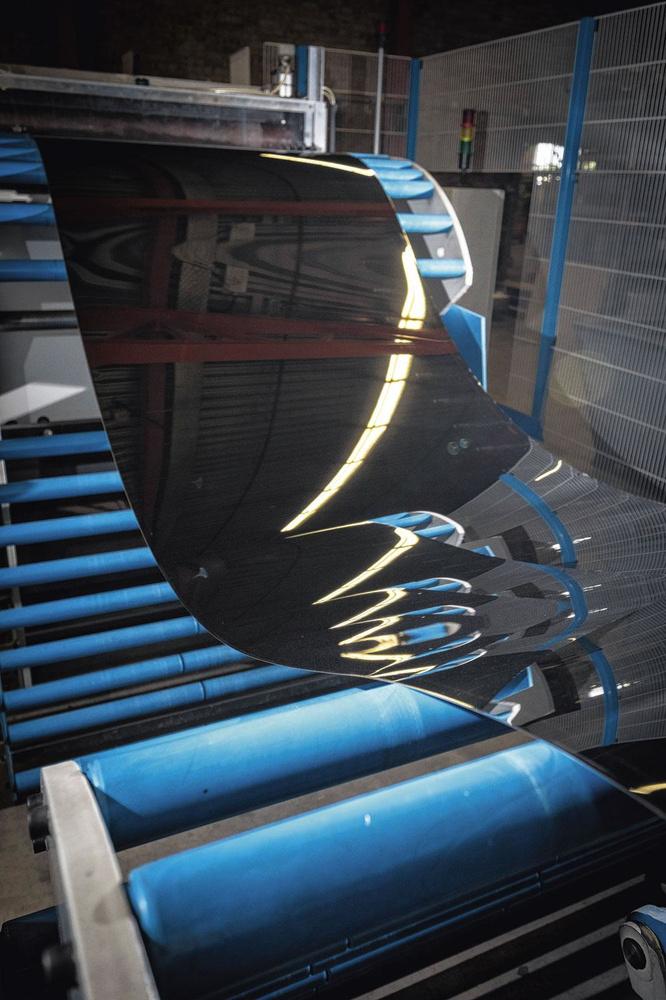 2 Knippen Een eerste machine in de 20.000 vierkante meter grote assemblagefabriek knipt de lange rollen staal in stukken. Die stemmen overeen met de omtrek van de vuilnisemmer, waardoor geen of amper afval overblijft.
