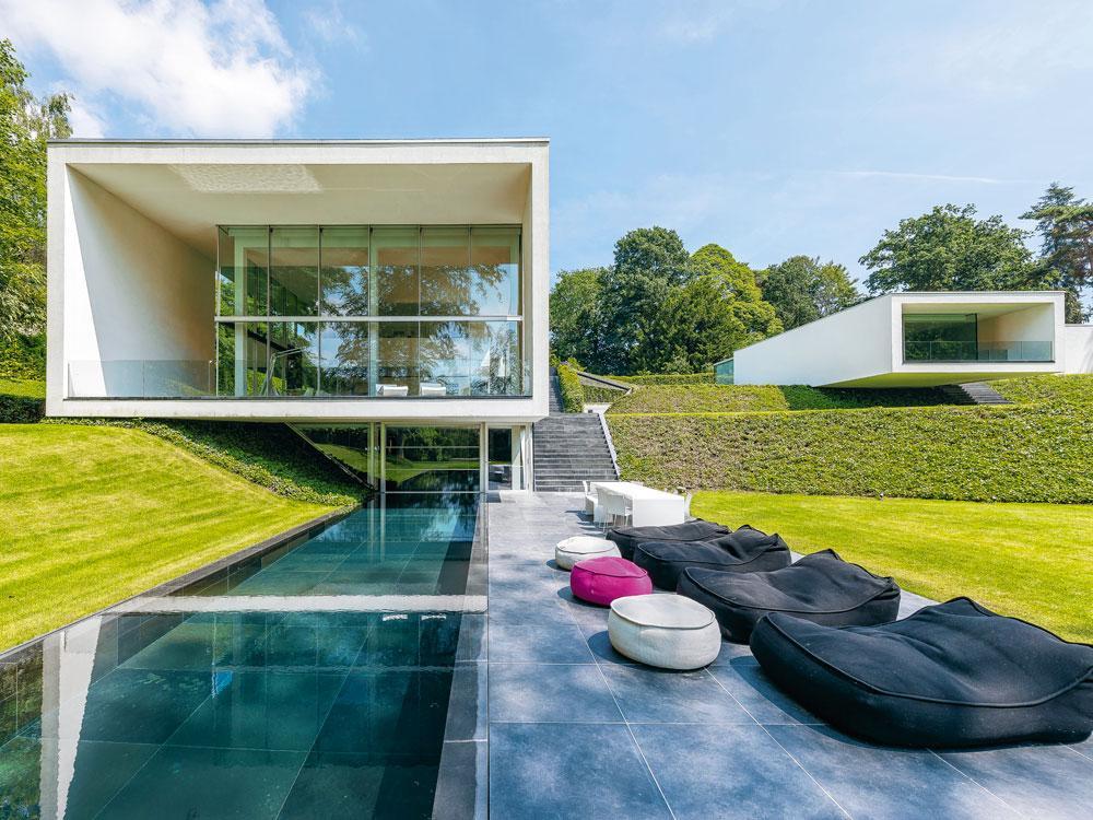 SINT-GENESIUS-RODE Drie hedendaagse villa's, ontworpen door Bruno Erpicum, staan op een terrein van 50 are en zijn samen 1650 vierkante meter groot.