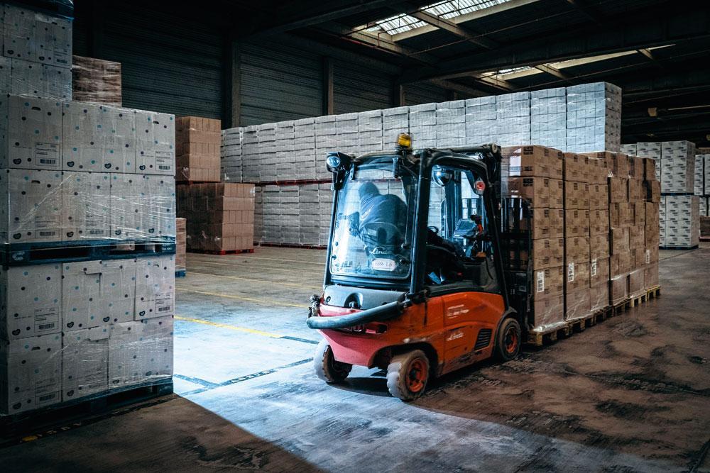 Opslag en logistiek In de magazijnen in Eeklo is plaats voor 15.000 paletten, maar Ontex stockeert een veelvoud in externe magazijnen. Op jaarbasis laadt Ontex in Eeklo 10.000 vrachtwagens met afgewerkte producten.