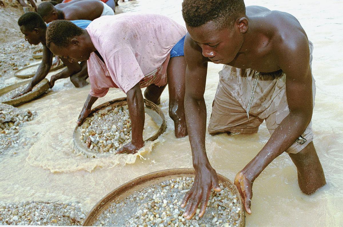 SIERRA LEONE Diamanten hebben in het land een bloedig conflict aangewakkerd dat elf jaar aansleepte.