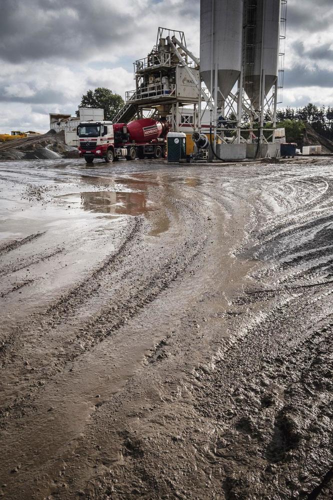 2  Betoncentrale op de werf Terwijl 2500 ton staal wordt weggevoerd, blijft het oude beton op de werfzone. In twee betoncentrales naast de werken worden de grote brokstukken eerst vermalen, dan gesorteerd en vervolgens tot grondstof verwerkt voor de fundering van de nieuwe snelweg.