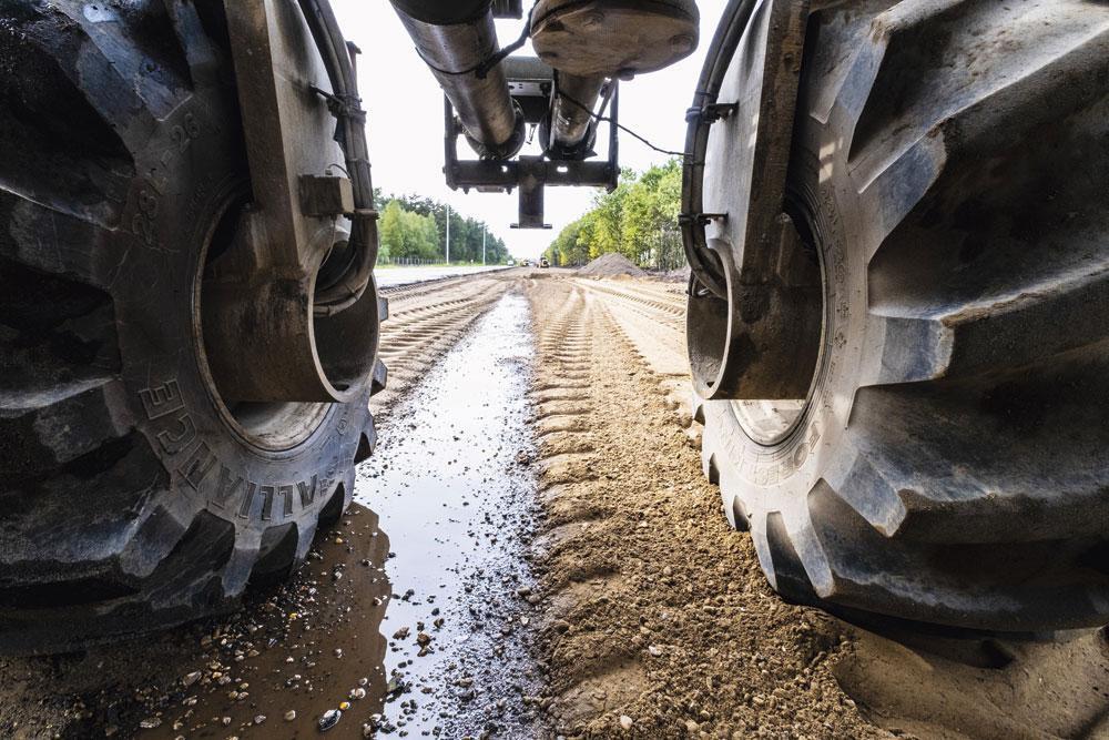 4 Onderlagen We tellen liefst drie onderlagen. Het dikke, hoogwaardig beton, ter plaatse gemaakt van oud materiaal met cement, vormt de fundering. Daarop leggen de asfalt-afwerker en de band- en pletwalsen twee lagen van in totaal 15 centimeter AVS. Dat is asfalt met een verhoogde stijfheid. Goed voor 7500 ton fundering.