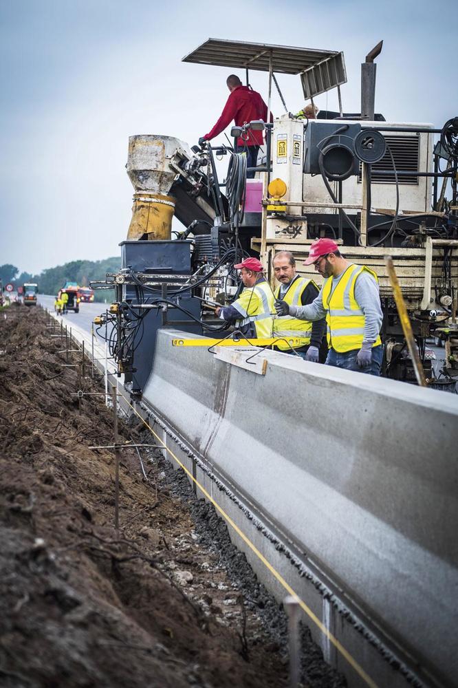 5 Veilige accessoires Het wegdek krijgt een rist onmisbare accessoires, zoals een betonnen stootrand aan de middenberm. Aan de rechterkant worden vangrails geplaatst, stootranden bij afritten, grasbermen en signalisatieborden op kreukelpalen. Het doel is de impact van een aanrijding te verkleinen. Kreukelpalen buigen zich bijvoorbeeld rond een auto bij een aanrijding.