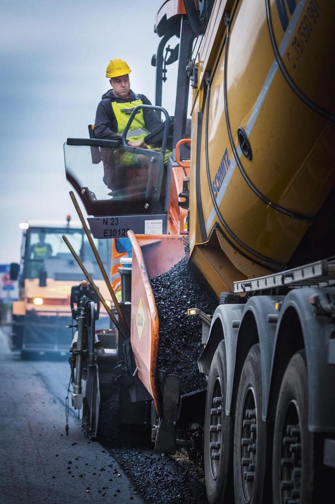 6 Naadloze toplaag Een pikzwarte, 13 meter brede en naadloze toplaag beschermt de onderliggende lagen tegen slijtage, water, hitte en koude. Dat splitmastiekasfalt (SMA-D) is een uiterst delicaat product bestaande uit bitumen, filler en het steenharde porfier. Het wordt tegen 160 graden Celsius aangeleverd en warm ingewalsd. De slijtlaag van 3 centimeter dient minstens tien jaar.